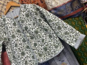 Chaqueta de algodón rosa acolchada con estampado de bloque indio, abrigo bohemio hecho a mano para mujer, diseño de flores de longitud corta, regalo perfecto transpirable - Product Image 2