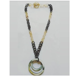 Collar de cuerno de búfalo hecho a mano, joyería de cuerno natural de estilo étnico africano para mujeres con diseño tribal y bohemio - Product Image 2