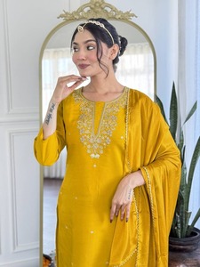 Venta al por mayor viscosa Chanderi bordado Kurti conjunto con pantalón y Dupatta Elegante ropa étnica de las mujeres para festivo y fiesta - Product Image 6