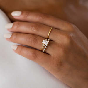 Anillo de compromiso Vintage chapado en oro Moissanite incoloro de corte brillante redondo de plata 925 elegante banda de boda de estilo Vintage - Product Image 2