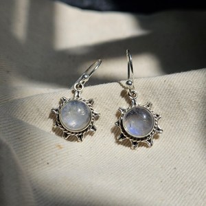 Boucles d'oreilles en pierre de lune faites à la main en argent sterling 925 bijoux en argent à porter quotidiennement boucles d'oreilles légères pour elle - Product Image 1