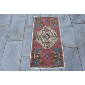 พรมวินเทจตุรกี ขนาด 1.7x3.2 ฟุต พรมลายดอกไม้สีแดงน้ำเงิน ทำจากขนสัตว์ - Product Image 1