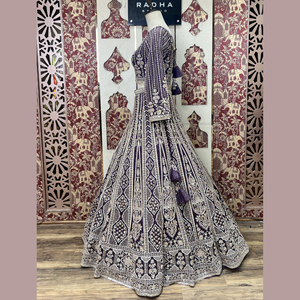 Lehenga élégant de couleur vin d'oignon orné de broderies et de travail manuel pour les mariages, les réceptions et les grandes fêtes, en provenance d'Inde - Product Image 3