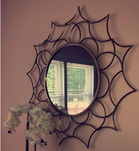 Elegante espejo de pared de metal dorado de diseño vintage con detalles artísticos perfecto para la decoración interior del hogar boutique de lujo - Product Image 2