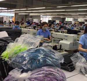 เสื้อบาสเก็ตบอลแขนกุดสำหรับผู้ชายสีเทาดำพิมพ์ลายเอง100% โพลีเอสเตอร์ป้องกันแบคทีเรีย - Product Image 2