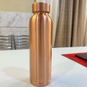 La bouteille en cuivre au design martelé moyen de haute qualité avec un aspect antique la rend plus premium et sûre utilisable en Inde - Product Image 2