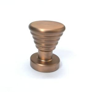 Poignées de tiroir et boutons de meuble modernes en alliage de zinc à design rainuré pour cuisine, commode, armoire, achat en gros - Product Image 1