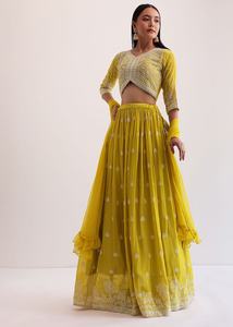 Lehenga en georgette semi-cousu avec broderie de fils de sequins, associé à un choli et un dupatta en georgette, confectionné sur mesure - Product Image 2