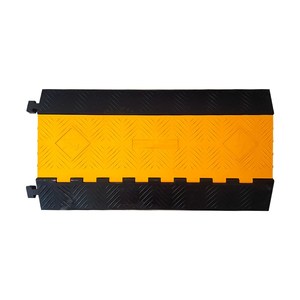 แผ่นยางชะลอความเร็วแบบ 5 ช่องสำหรับวางสายเคเบิล  แบบมีฝาครอบ PVC สำหรับภายนอกอาคาร ขนาด 50 x 92 x 6 ซม. ฐานยางพร้อมโครงสร้างพลาสติก - Product Image 2