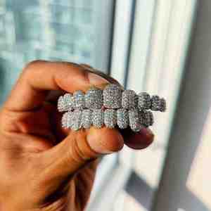 Grillz personnalisés en argent 925 plaqué rhodium, sertis de moissanite VVS taille brillant ronde, pour hommes, style hip-hop et rappeur - Product Image 4