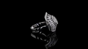 Anillo de Cóctel con Diamante Cultivado en Laboratorio en Forma de Pera | Anillo de Lujo para Eventos y Ocasiones Especiales para Mujer |   Joyería Fina de Diseño - Product Image 4