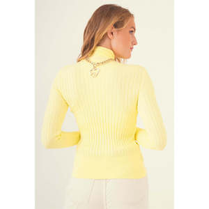 Pull col roulé jaune en tricot méga côtelé pour femme - Product Image 1