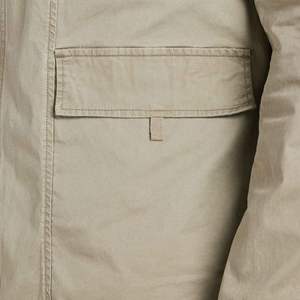 Veste utilitaire délavée pour hommes gris vert coupe décontractée vêtements d'extérieur à fermeture éclair avec poches utilitaires à finition délavée et ourlet propre - Product Image 4