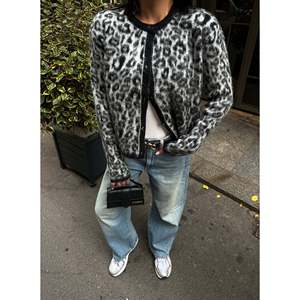 missJANELL Cárdigan de punto con estampado de leopardo para mujer en gris para todas las estaciones - Prenda exterior cómoda de ajuste estándar - Product Image 4