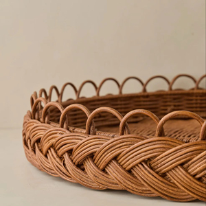 Une dimension élégante au décor de table Une déclaration artisanale chic finie avec des boucles festonnées Plateau de service en rotin fait à la main - Product Image 4