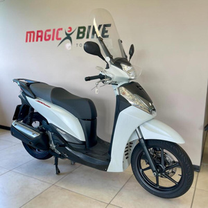 Scooter à essence SH 300, solution de mobilité urbaine haute performance - Product Image 1