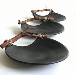 Lot de 3 plateaux en métal robuste enduit de poudre de couleur noire de forme ronde avec poignée en bois à l'aspect accrocheur à un prix impressionnant - Product Image 1