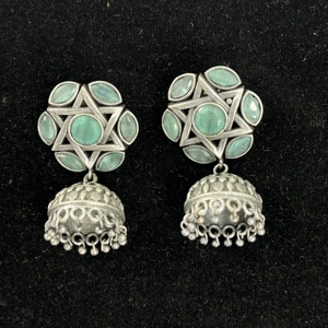 Boucles d'oreilles Jhumka en argent oxydé avec pierre précieuse verte Monalisa, cadeau pour femme - Product Image 1