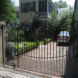 Portail en métal pour entrée résidentielle fabriqué au Vietnam avec finition noire antique et structure de cadre en fer personnalisé durable - Product Image 1