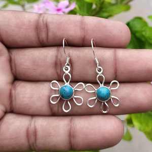 Diseño de flores Plata de ley Turquesa Piedra preciosa Pendiente de aro francés Peso ligero Pendiente bohemio Pendiente minimalista - Product Image 1