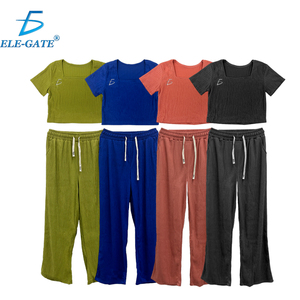 Set Casual Monocromatico con Top Corto e Pantaloni a Gamba Larga, Traspirante, Tessuto con Stampa a Motivi e Decorazioni Patchwork, Vestibilità Comoda - Product Image 1