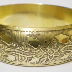 Bracelet manchette en cuivre plaqué argent de luxe pour femmes, motif floral tribal vintage en relief, fait main, réglable, ouvert - Product Image 1