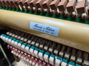 Piano droit KAWAI US5X fabriqué au Japon, noir, son puissant, longue tenue, mécanisme à marteaux robuste importé. - Product Image 4