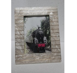 Cadre photo moderne en résine marbrée violette avec incrustation en laiton doré – Cadre photo rectangulaire géométrique pour table, pour la décoration de la maison - Product Image 5