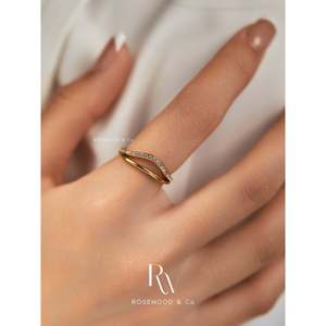 Anello a Doppia Fascia Placcato Oro 18K con Onde e Brillanti Zirconi CZ, Regalo per Lei o per la Mamma - Product Image 3