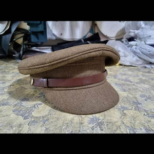 Gorra Premium con visera y emblema personalizado - Product Image 1