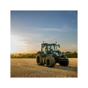 Tractores agrícolas CNH listos para su envío a revendedores de equipos y agricultores - Product Image 3