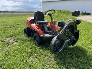 เครื่องตัดหญ้าแบบนั่งขับ 2 จังหวะ รุ่น 216TC AWD Limited Edition พร้อมด้ามจับแบบยืดหดได้สำหรับงานอุตสาหกรรม ประสิทธิภาพสูง ทนทาน เหมาะสำหรับผู้ขับขี่ - Product Image 2