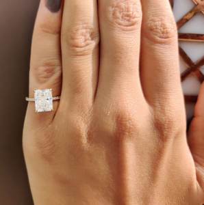 Anillos de compromiso de diamantes cultivados en laboratorio de corte radiante de oro sólido de 10 quilates a la moda para mujer estilo clásico IGI para fiestas de bodas - Product Image 4