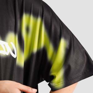 เสื้อยืดสีดำล้วน พิมพ์ลายสีเขียวนีออนด้วยเทคนิค Sublimation Transfer ผ้าถักโพลีเอสเตอร์ 100% น้ำหนักผ้า 240 กรัม - Product Image 5