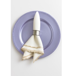 Placa de cargador de metal color morado con servilletero gratis lujosa experiencia gastronómica ideal para presentación de menaje - Product Image 1