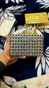 Monederos de resina hechos a medida con asa y embragues de resina ideales para reventa por tiendas de accesorios de moda ideales para reventa - Product Image 2