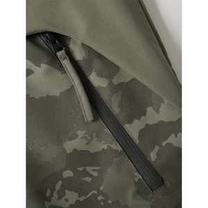 Vente en gros Veste coupe-vent à capuche camouflage pour homme mi-longue en poly nylon résistant à l'eau Poches zippées Ourlet réglable en vrac OEM - Product Image 4