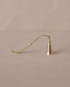 Éteignoir de bougie traditionnel en métal avec longue poignée parfait pour éteindre les bougies en toute sécurité sans fumée - Product Image 3