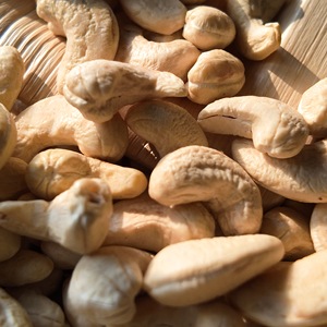 Venta Caliente de Nuez de Anacardo Blanca de Vietnam, Grado W450, Fresca, Orgánica, 100% Natural, con Envasado al Vacío para Procesamiento de Alimentos - Product Image 1