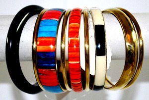 Conjunto de Brazaletes de Resina Multicolor Hechos a Mano con Incrustaciones de Piedras Turquesa Roja, Brazaletes Apilables de Latón, Joyería Étnica Tribal Boho Vintage - Product Image 4