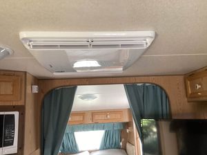 2025 Gree AC สำหรับ RV Camper 12V 24V แบตเตอรี่ติดหลังคาไฟฟ้าใหม่ล่าสุดได้รับการขับเคลื่อนสำหรับรถบรรทุก - Product Image 2