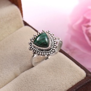 Anillo de Compromiso Clásico Hecho a Mano en Plata de Ley 925 con Forma Triangular y Engaste de Bisel con Piedra Preciosa de Malaquita para Mujer - Product Image 3