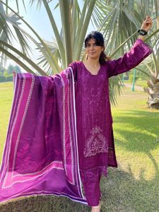 Trajes de Invierno Pakistaníes al por Mayor, Trajes de Invierno al por Mayor, Diseño de Shalwar Kameez para Mujer, Trajes de Khaddar Bordados de Diseñador - Product Image 6