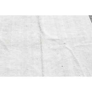 Alfombra Vintage de 5.6x4.8 pies, Alfombra Turca, Alfombra de Lana con Estampado Animal en Blanco y Gris - Product Image 5