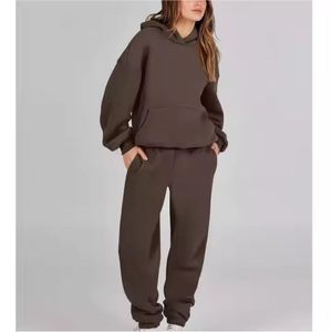 Survêtement pour femmes personnalisé, survêtement de jogging pour femmes sur mesure, fabriqué au Pakistan avec logo imprimé en relief - Product Image 3
