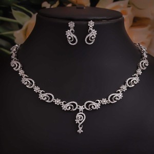 Ensemble collier et boucles d'oreilles pour femmes en argent plaqué tendance et minimaliste avec zircon brillant, bijoux élégants et à la mode pour les occasions de cadeaux - Product Image 2