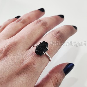 Joyería de piedra en bruto Anillo de mujer Piedra preciosa de turmalina negra natural Anillo bohemio de piedra natal de Octubre Anillo de plata esterlina 925 - Product Image 1