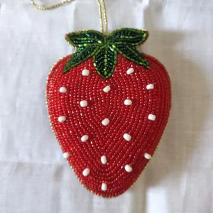 Boucles d'oreilles créoles brodées de perles de verre artisanales, avec fermoir sécurisé, légères et confortables, personnalisables pour le jour du match universitaire - Product Image 1