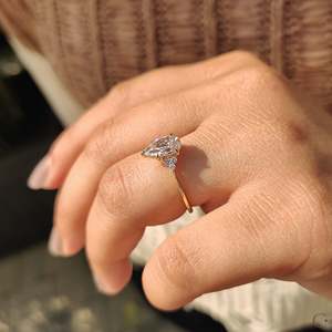 แหวนหมั้นเพชรทรงลูกแพร์ในดีไซน์มิวส์ คอลเลคชั่นแหวนเพชรสุดหรู - Product Image 3