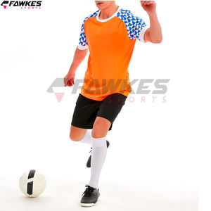 Venta al por mayor de calidad superior totalmente personalizado sublimación impresa hecha de poliéster hombres uniforme de fútbol - Product Image 5